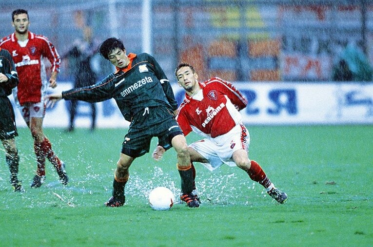 名波浩vs.中田英寿 ／ photograph by AFLO