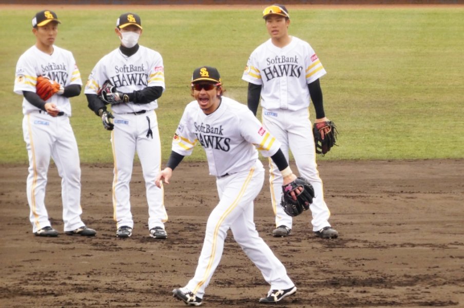 「おい、中途半端やぞ!」球場に響く“熱男”の声…昨季4位ソフトバンクは本当に変われるのか?《藤本監督&松田が若手に苦言》<Number Web> photograph by Kotaro Tajiri