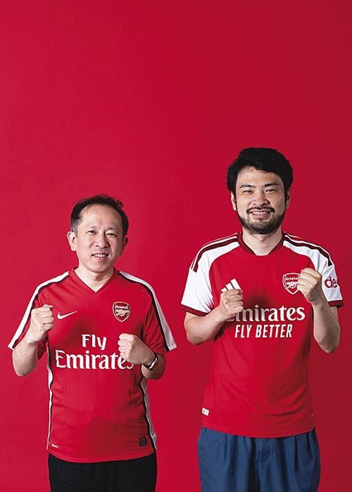 作家の万城目学さん（左）と小川哲さん