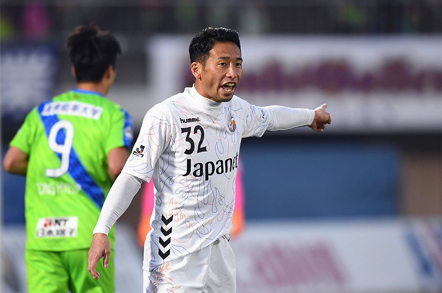 最も青赤を着た男・徳永悠平の独白。FC東京との絆、長崎での「やりがい」。<Number Web> photograph by Getty Images