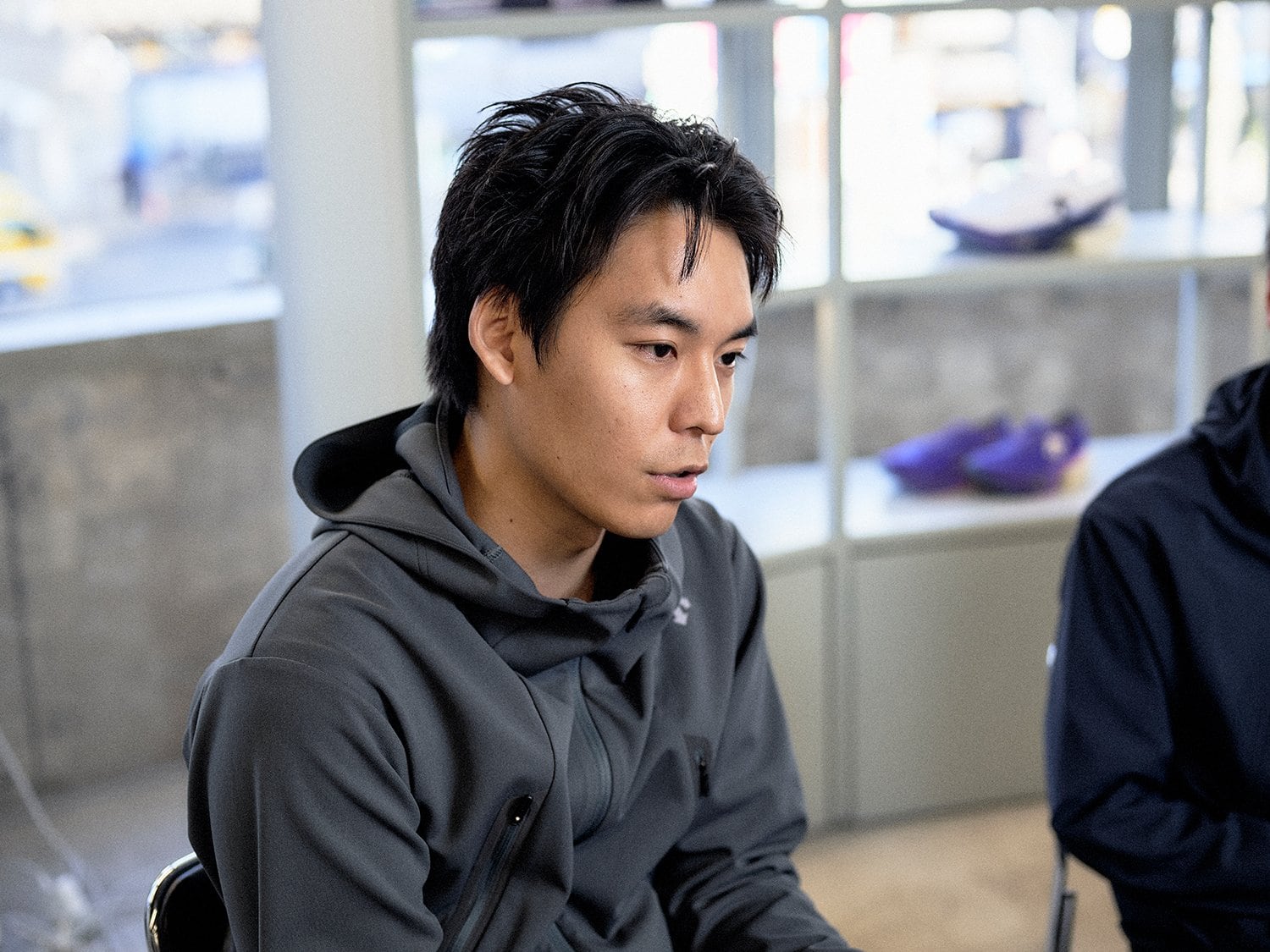 デサントジャパン・フットウェアマーケティング部の生野貢希氏。地に足のついた展望を語った