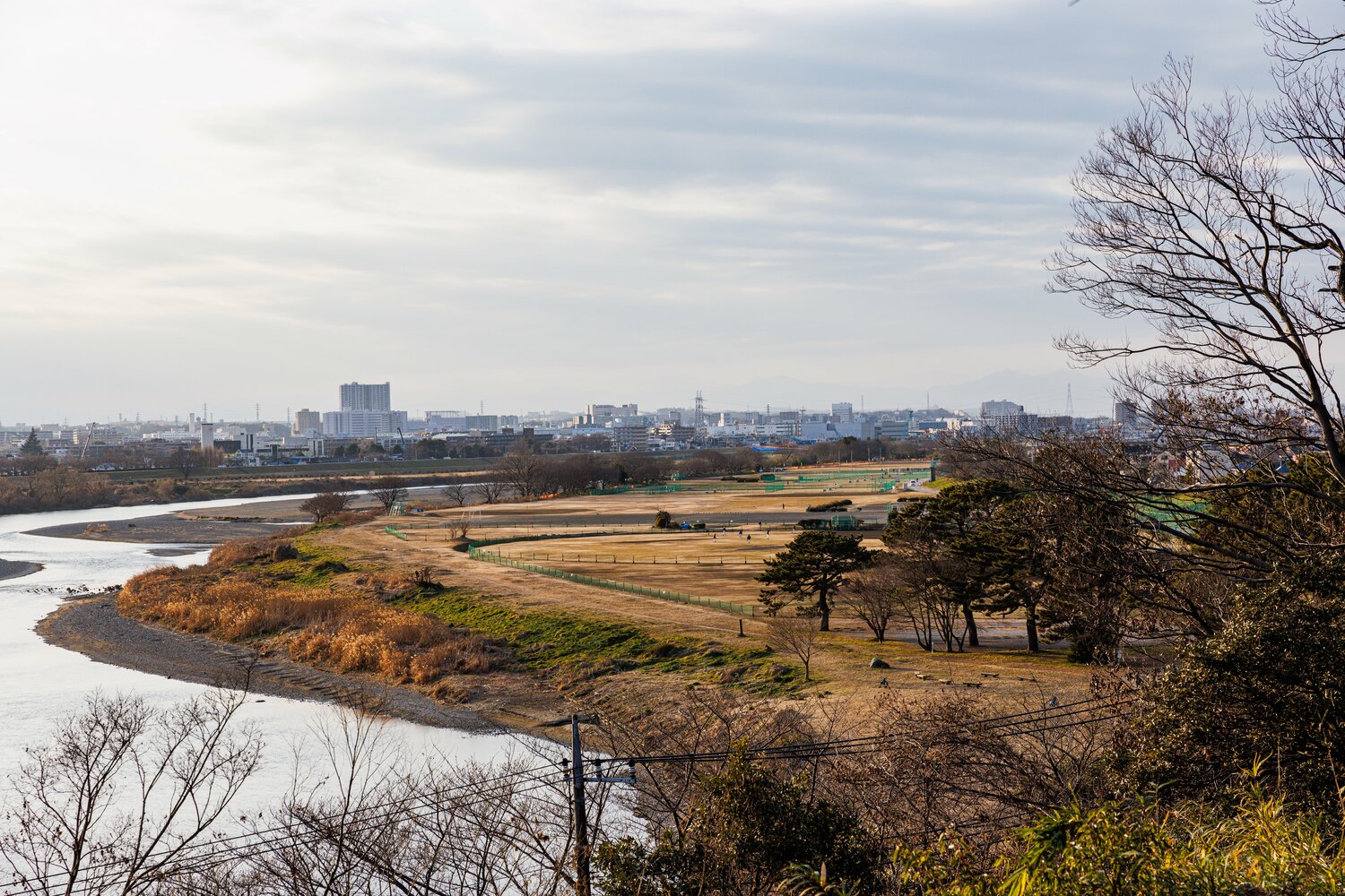 古墳のある公園から、先ほどのグラウンドを見下ろす。かなりの高台になっていることが分かる
