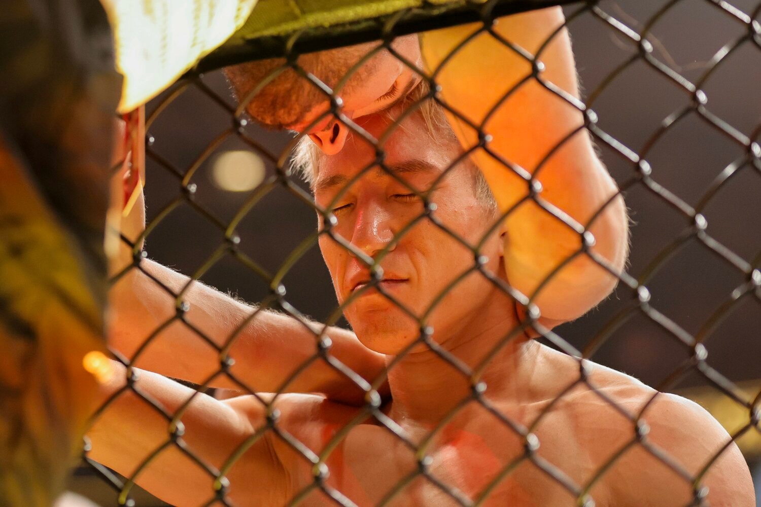 試合後、瞳を閉じて悔しげな表情を浮かべる朝倉海　©Getty Images