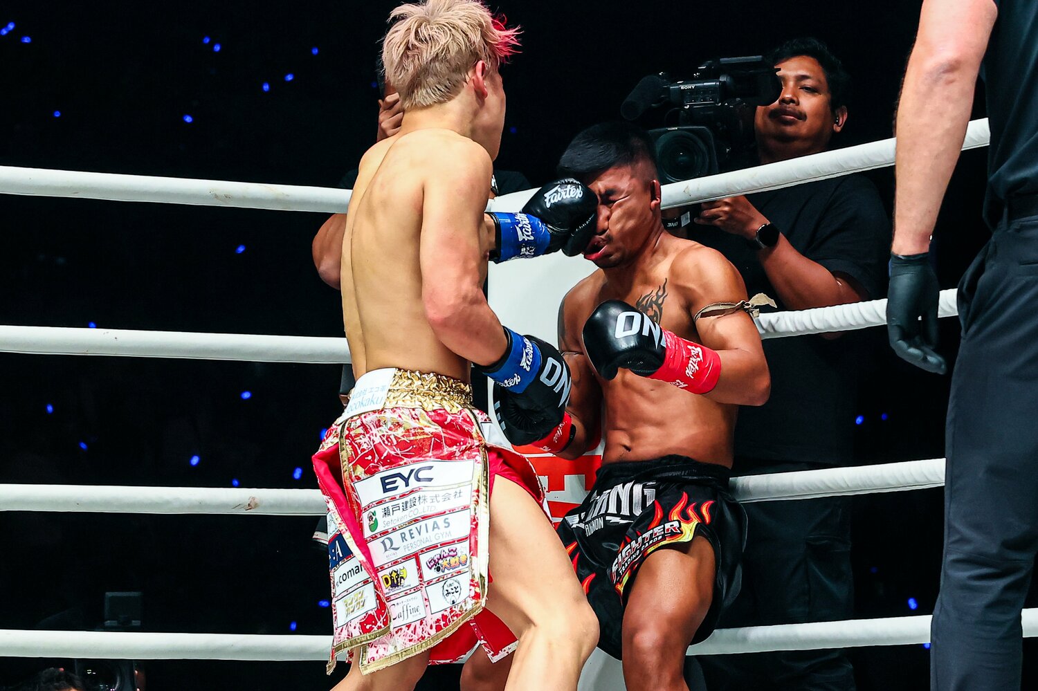 ロッタンに連打を浴びせる武尊　©ONE Championship Susumu Nagao