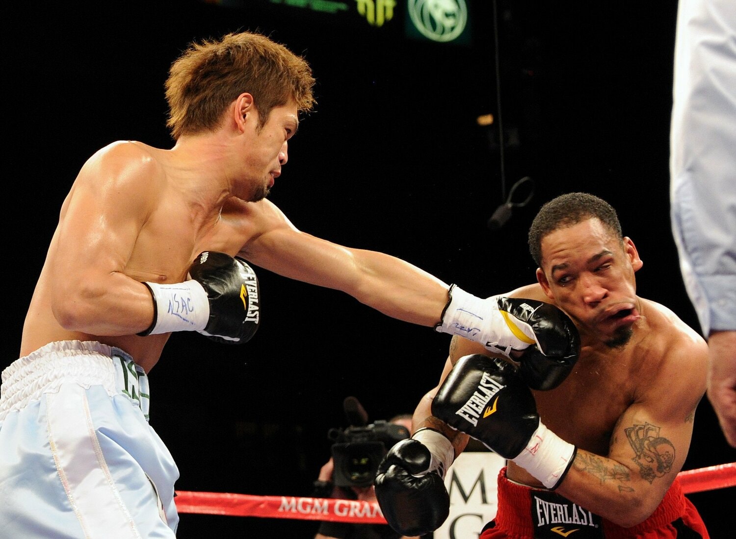 石田順裕の強烈な左がカークランドのアゴを打ち抜いた瞬間　©Naoki Fukuda/AFLO