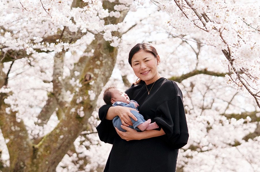 母となった横峯さくら「私が守らなきゃいけないなって」出産後わずか3カ月でツアー復帰、その過程をメモに残した理由＜Number Web＞ photograph by Shizuka Minami
