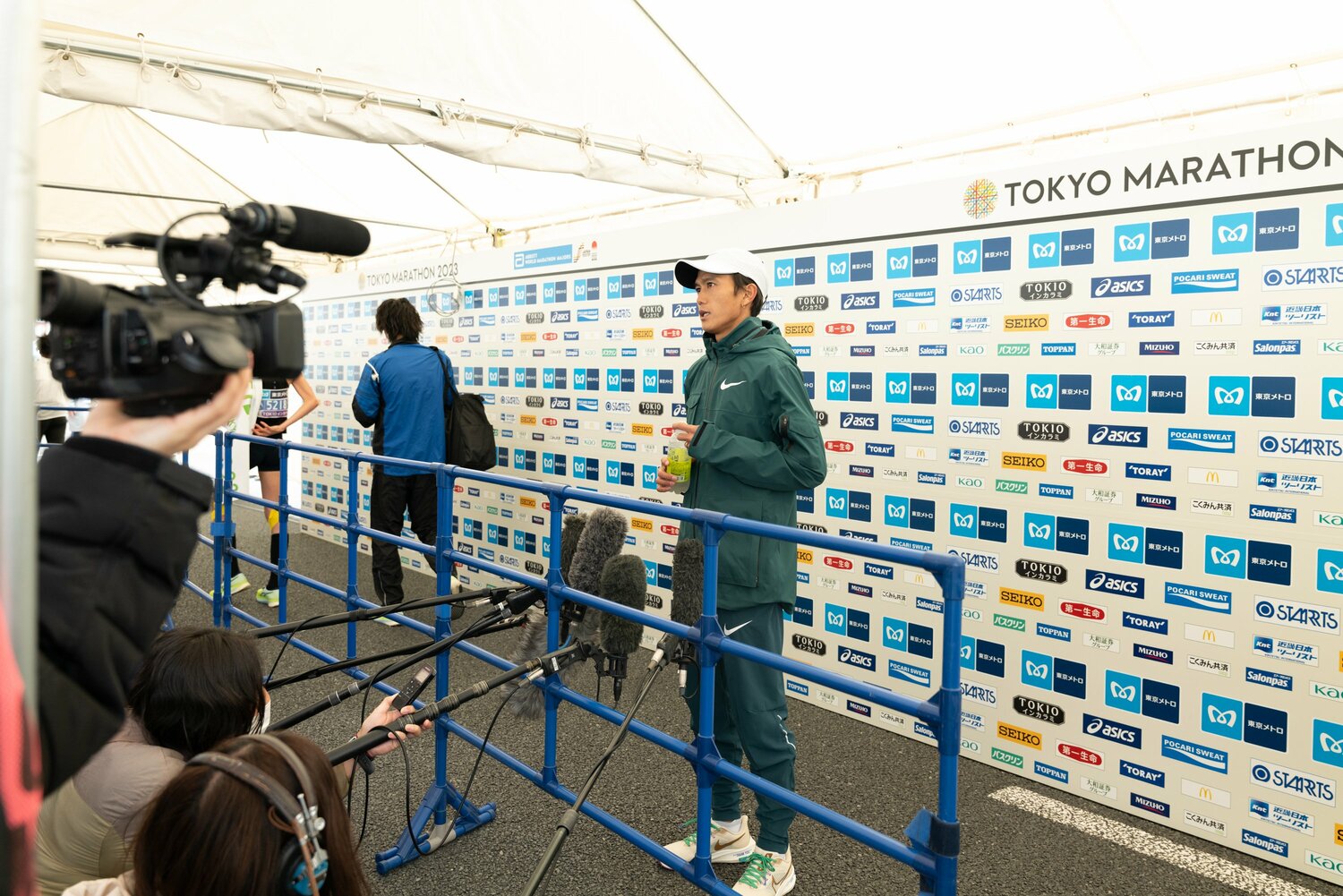 ミックスゾーンでメディアの取材に答える大迫　©︎Shota Matsumoto