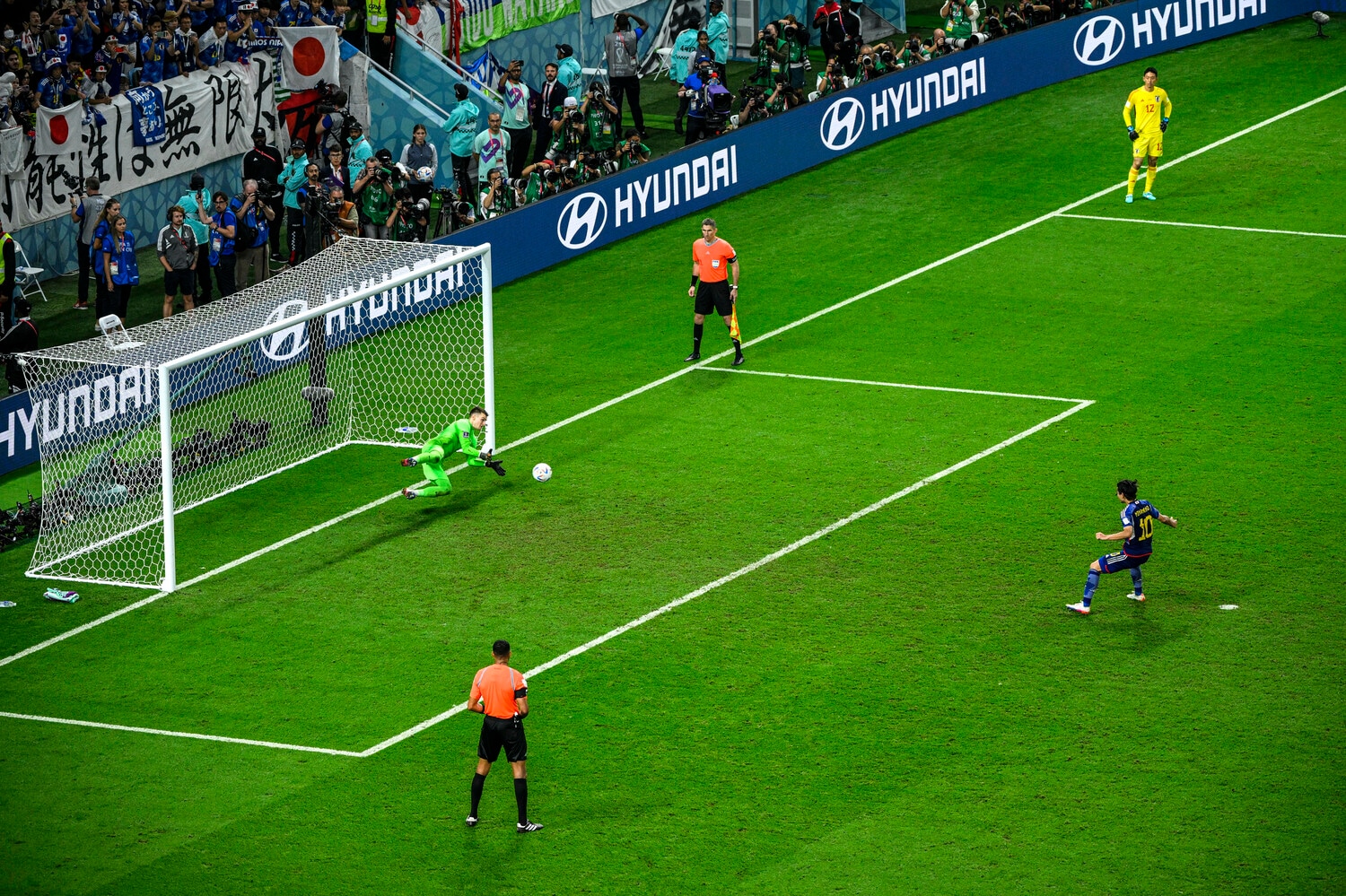 PKを阻まれる日本代表の南野拓実　©Takuya Sugiyama/JMPA