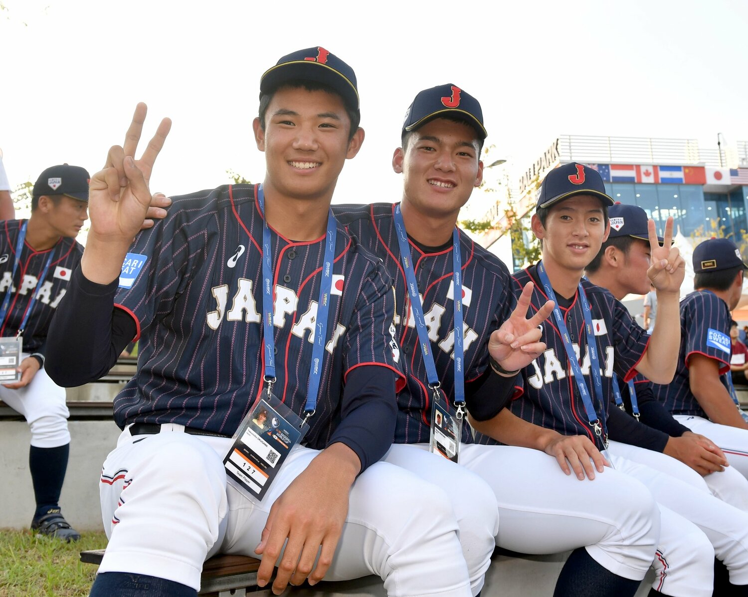 2018年U18W杯で奥川恭伸（ヤクルト）、石川昂弥（中日）と記念写真におさまる林優樹　©︎Sankei Shimbun
