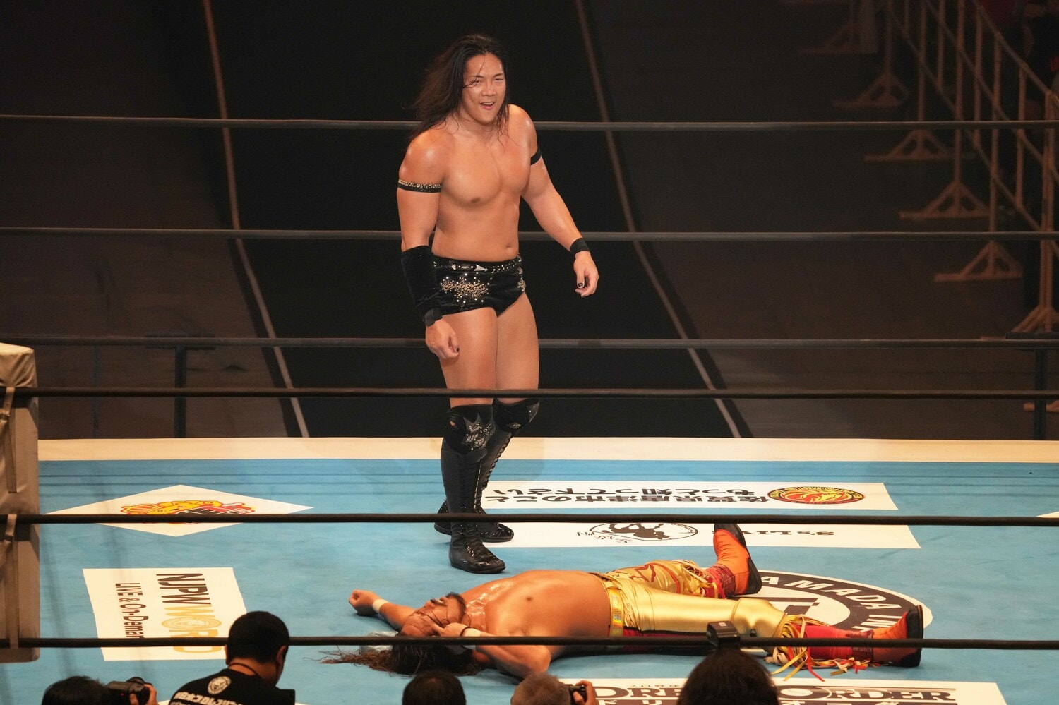 辻陽太をフォールした竹下幸之介 ©Essei Hara