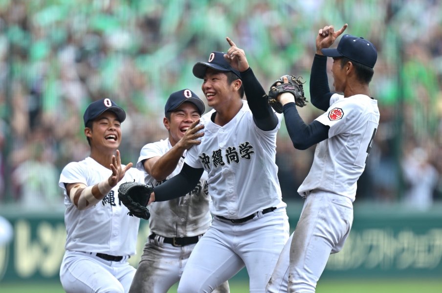 「いつでも監督をやめていい」「記者たちにモテる」沖縄尚学と日大三…2人の甲子園監督の“決定的な共通点”「食事中とかも、けっこうタメ口なんで」＜Number Web＞ photograph by Hideki Sugiyama