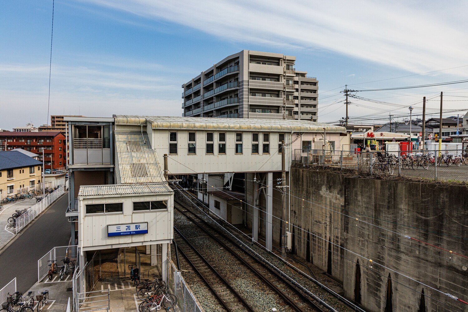 さきほど筆者が歩いてきたのは写真右側の高台。駅の西側にもうひとつの三苫の町が広がっていた