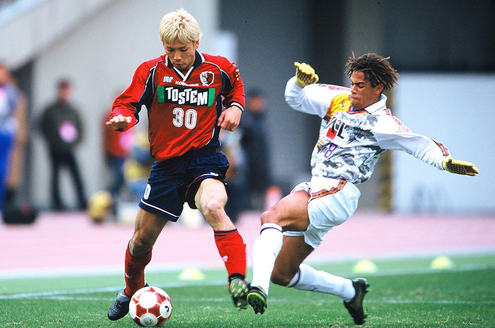 2001年、鈴木隆行と競り合う三都主　©Sports Graphic Number