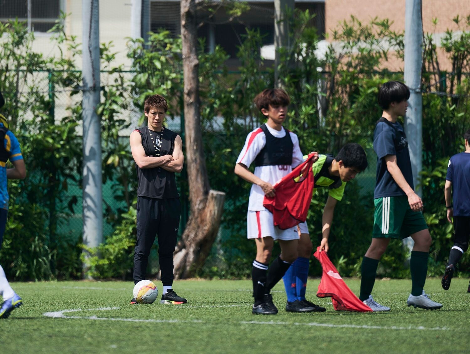 選手たちの練習を見守る東大・林監督。「いい監督はシュッとしている人が多いじゃないですか」と、現役引退後の今もトレーニングは欠かさない　©︎Yuki Suenaga