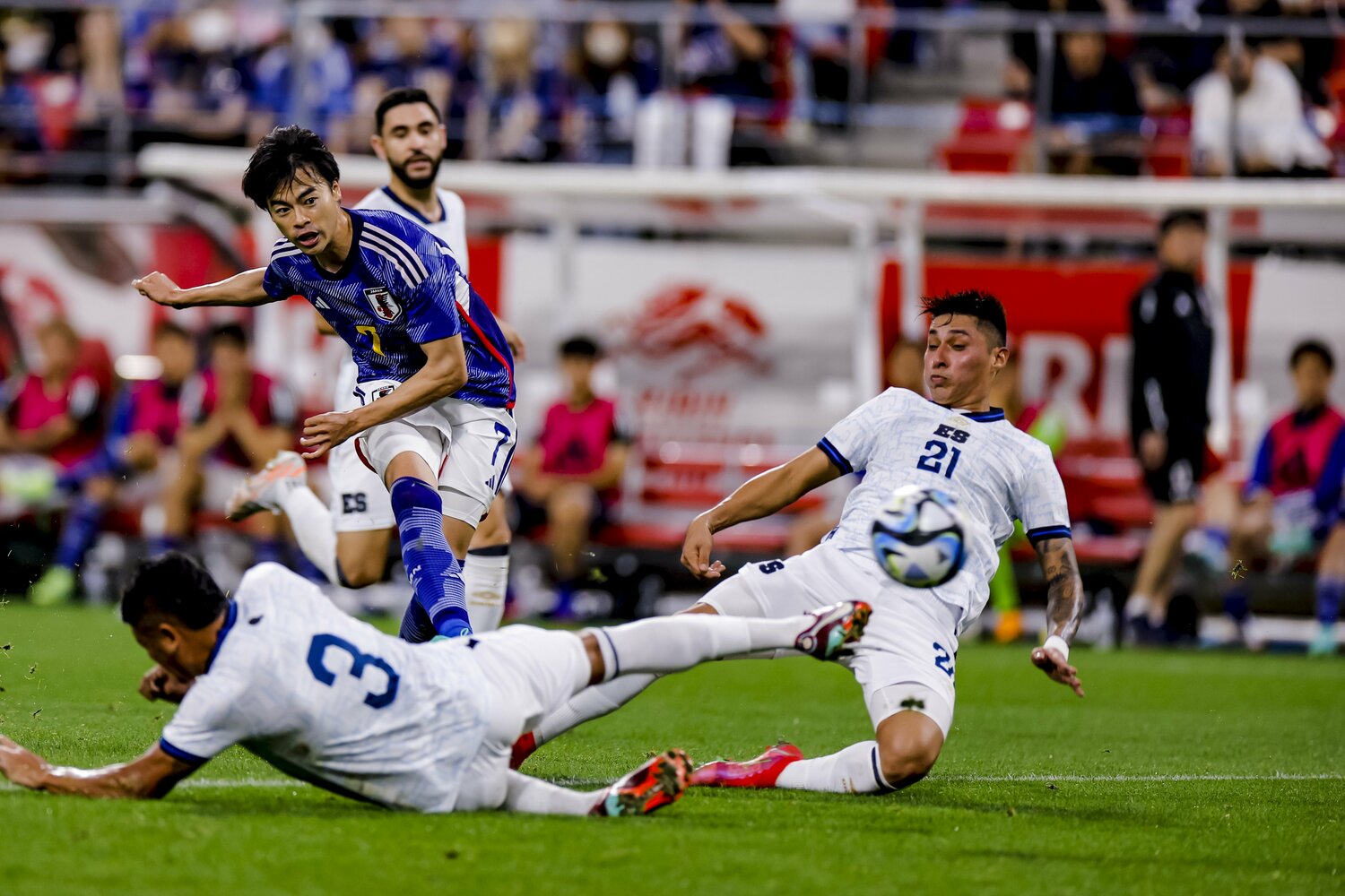 エルサルバドル戦の三笘のシュート ©Kiichi Matsumoto