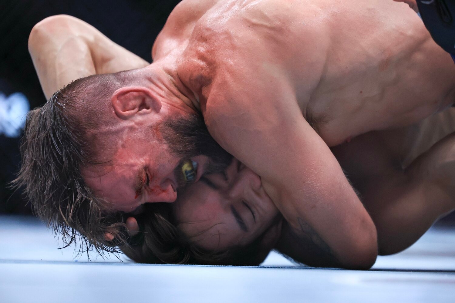 エリオットは1ラウンド終盤の肩固め(写真)で自信を深めたという ©Getty Images