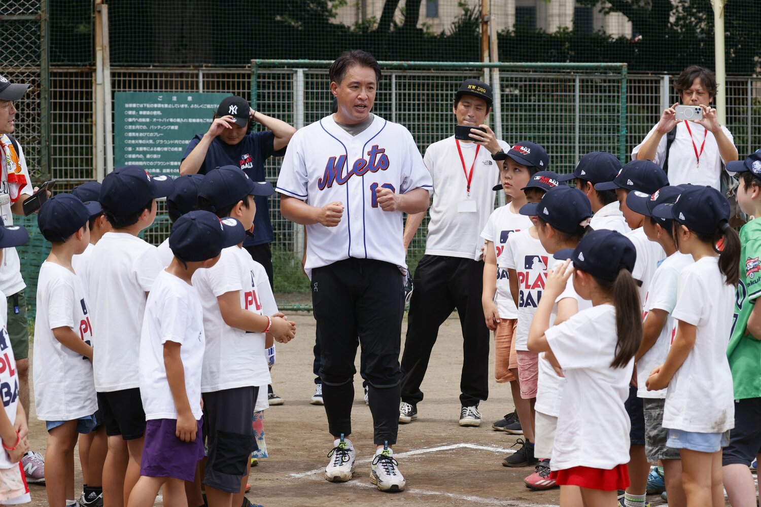 メッツ時代のユニフォームに袖を通し子供たちと野球を楽しむ五十嵐　©︎Shigeki Yamamoto