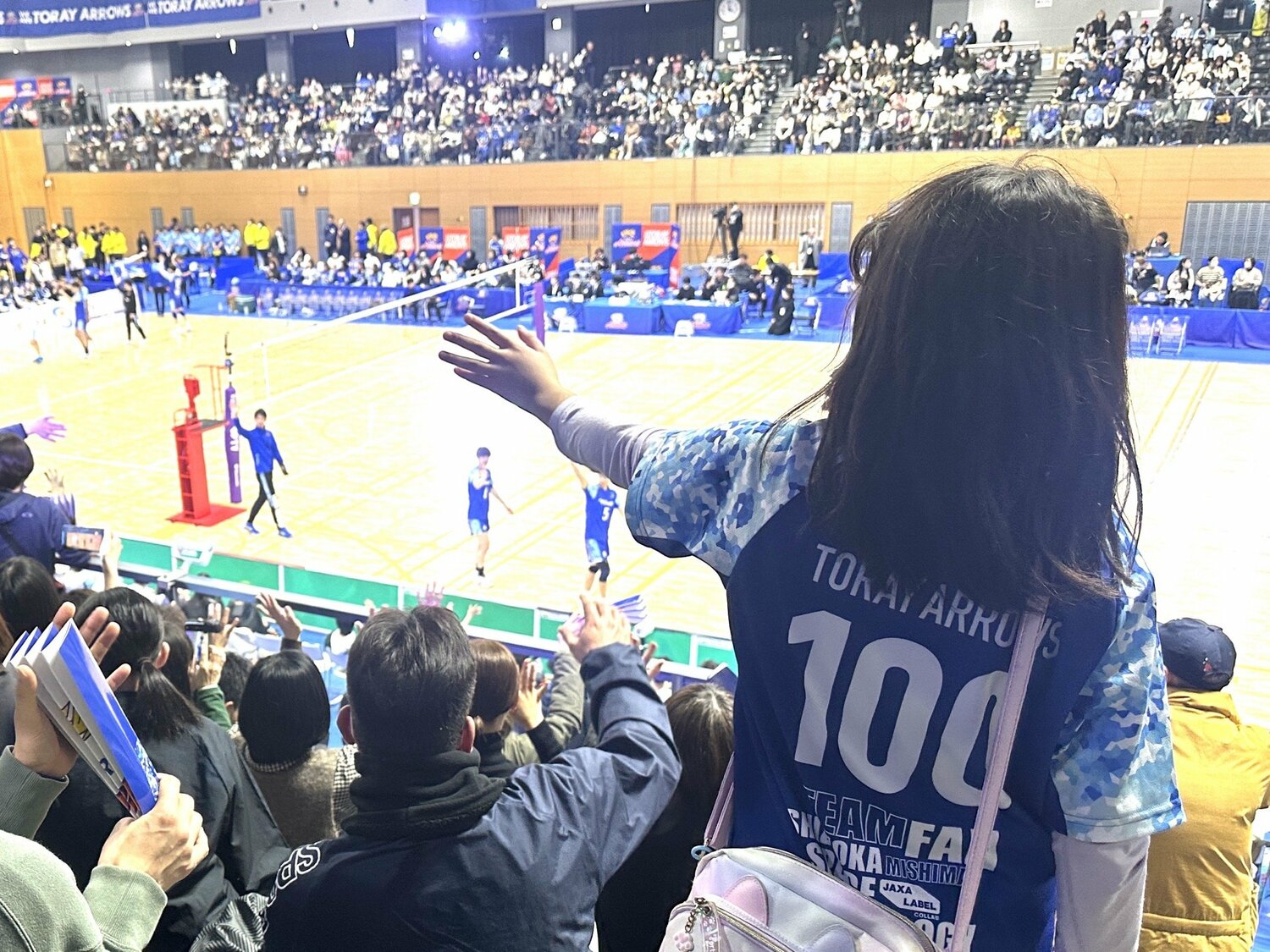 現在も娘と東レアローズ静岡の応援に駆けつける伊藤さん（本人提供）