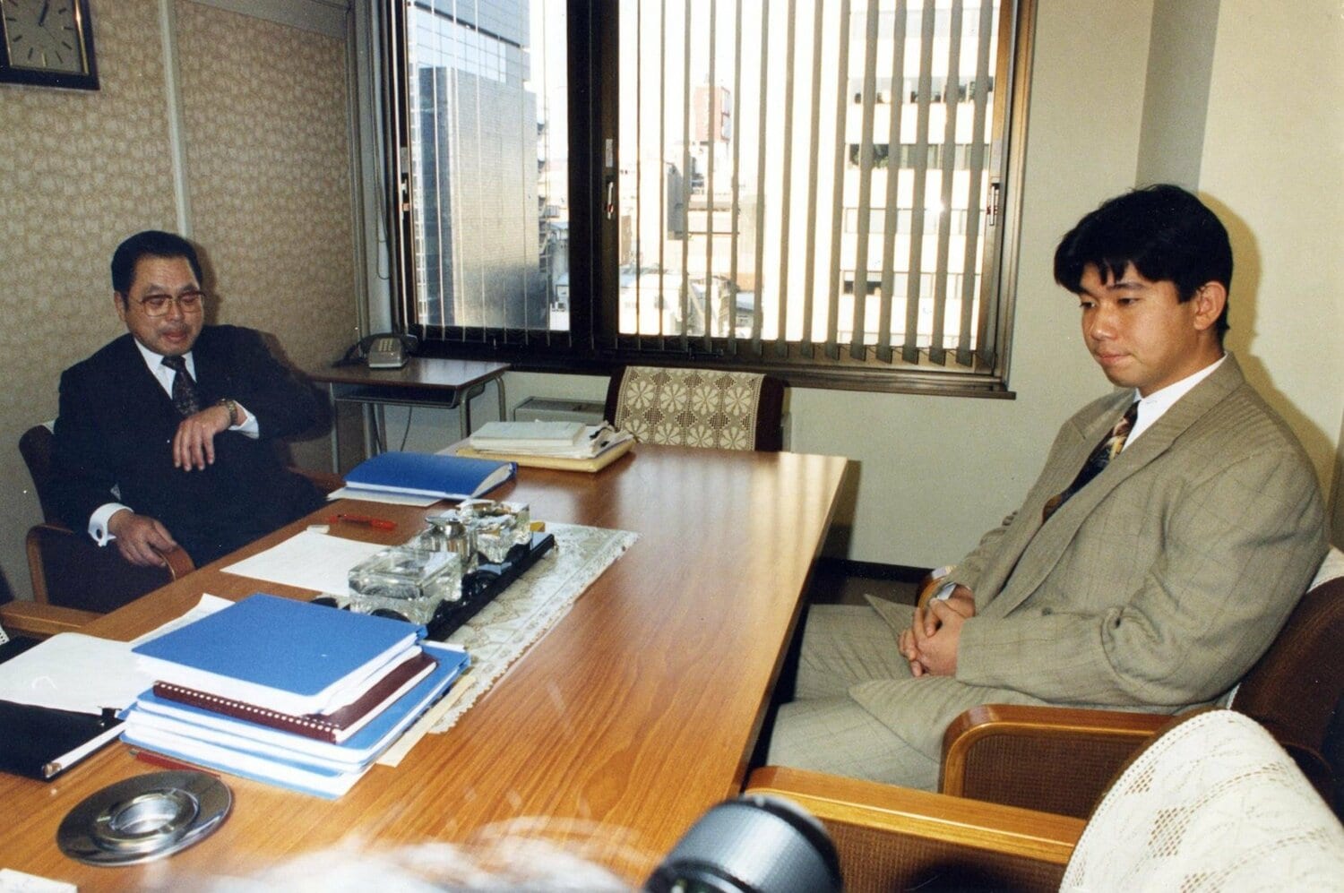 前田社長と野茂。両者の交渉は並行線に終わり、暗雲が立ち込めていた　©Sankei Shimbun