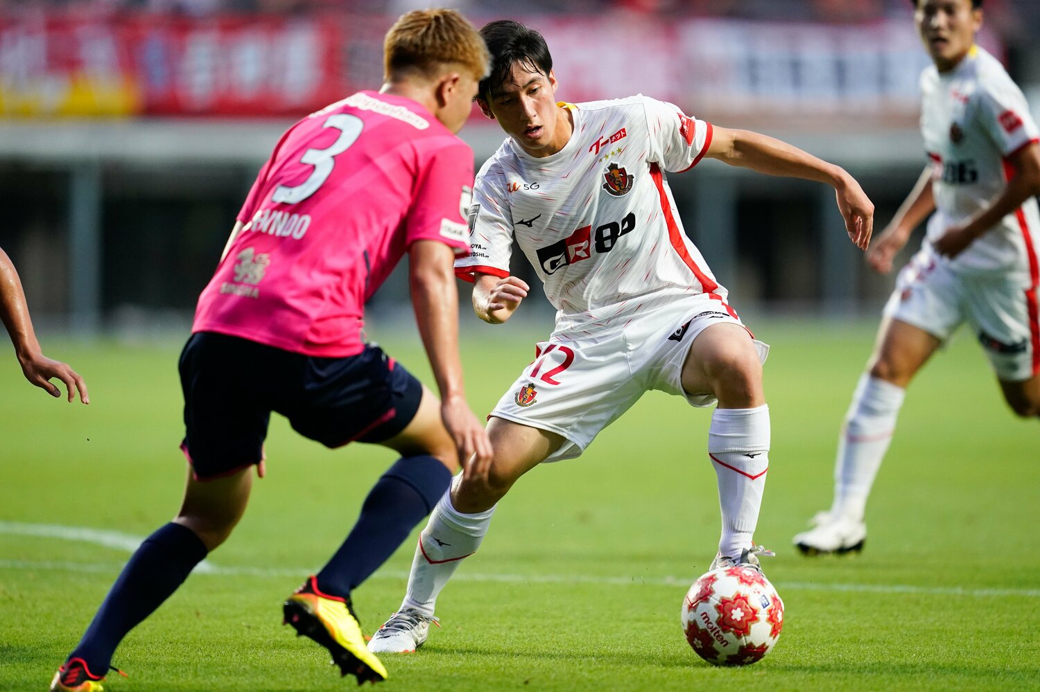 高校2年だった2022年7月13日、天皇杯でトップチームデビュー　©︎SportsPressJP/AFLO