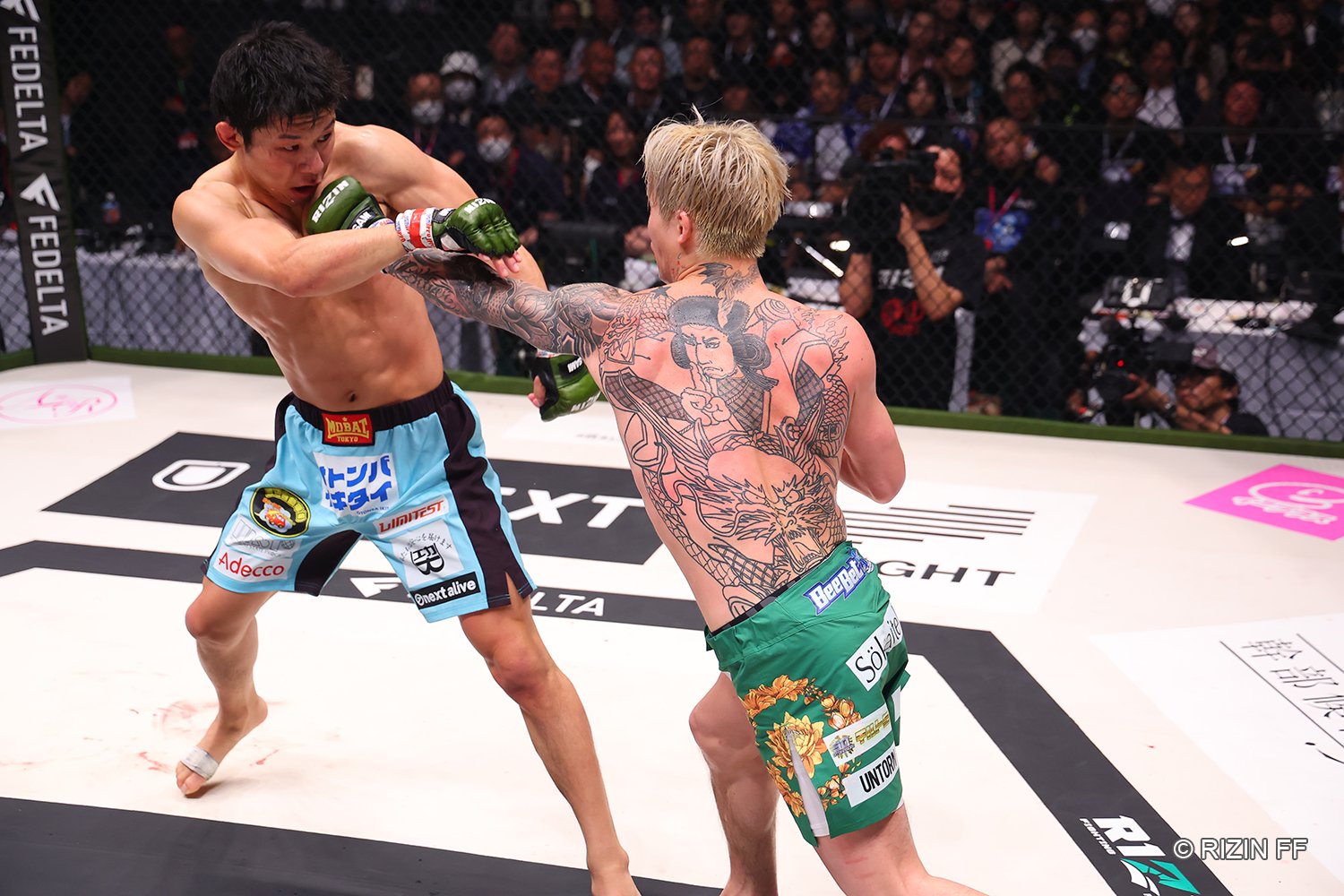 平本蓮の鋭い左ストレートを間一髪でかわす斎藤裕　©RIZIN FF