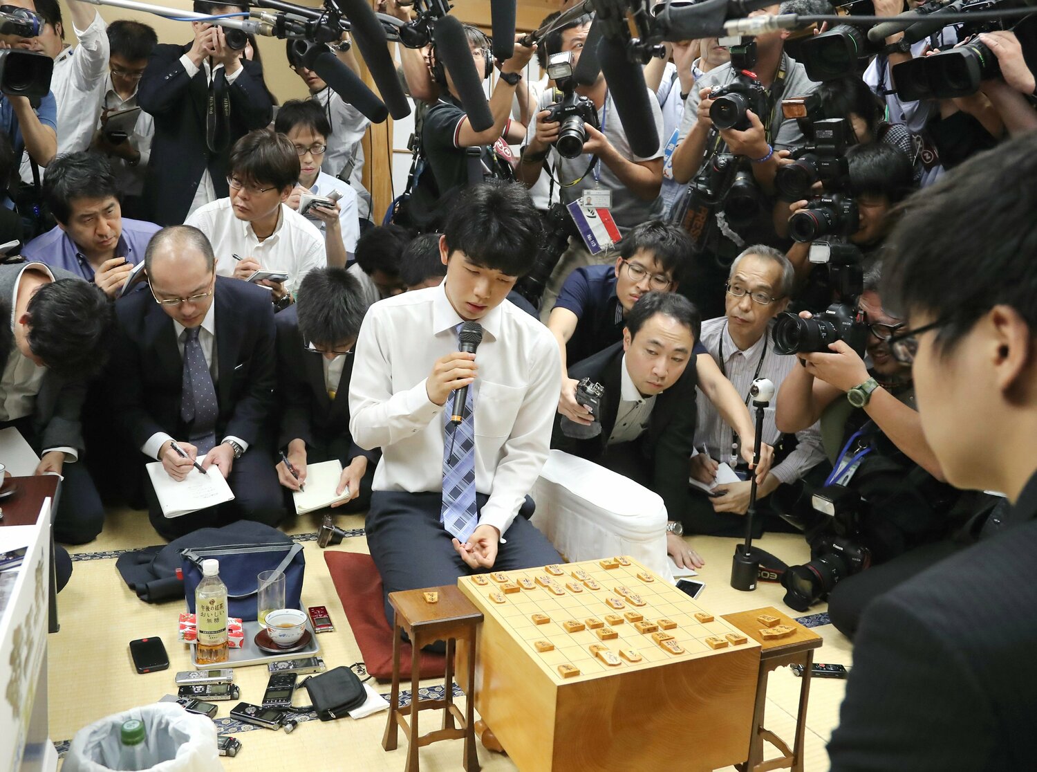 2017年6月26日、29連勝を達成し報道陣に取り囲まれる藤井聡太四段　©JIJI PRESS