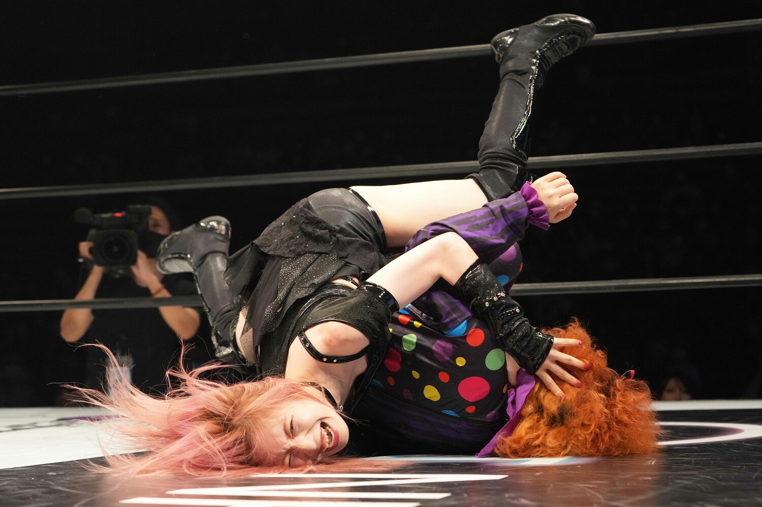 フキゲンです★をフォールする鹿島沙希。2023年5月27日、大田区総合体育館　©Essei Hara