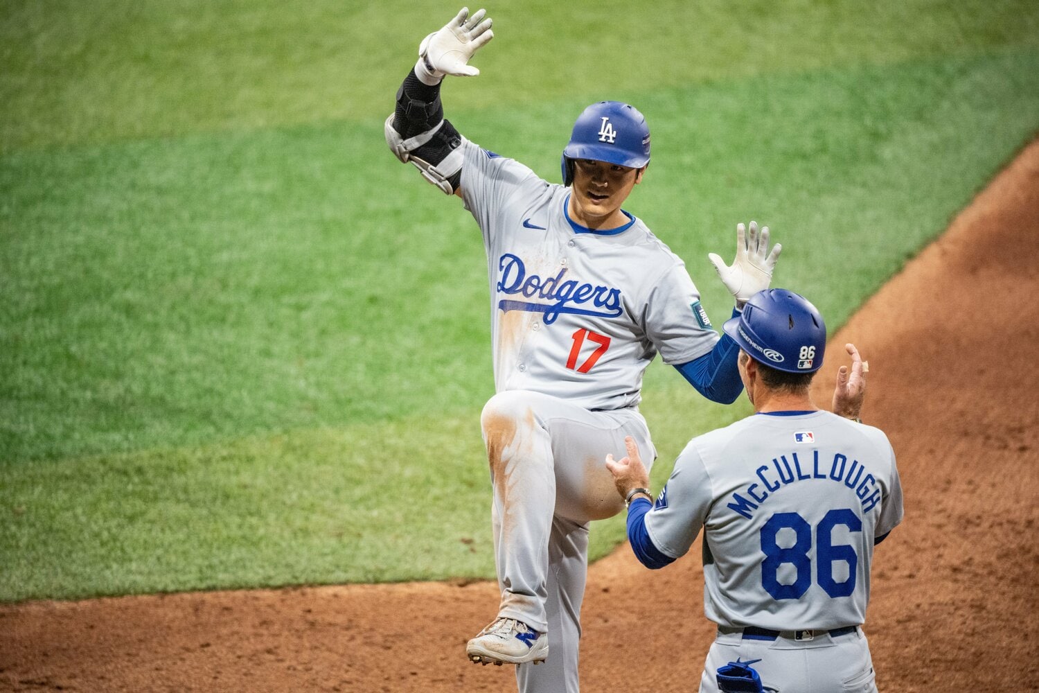 8回の第5打席、レフトへタイムリーヒット。移籍後、初打点直後のパフォーマンス ©Nanae Suzuki