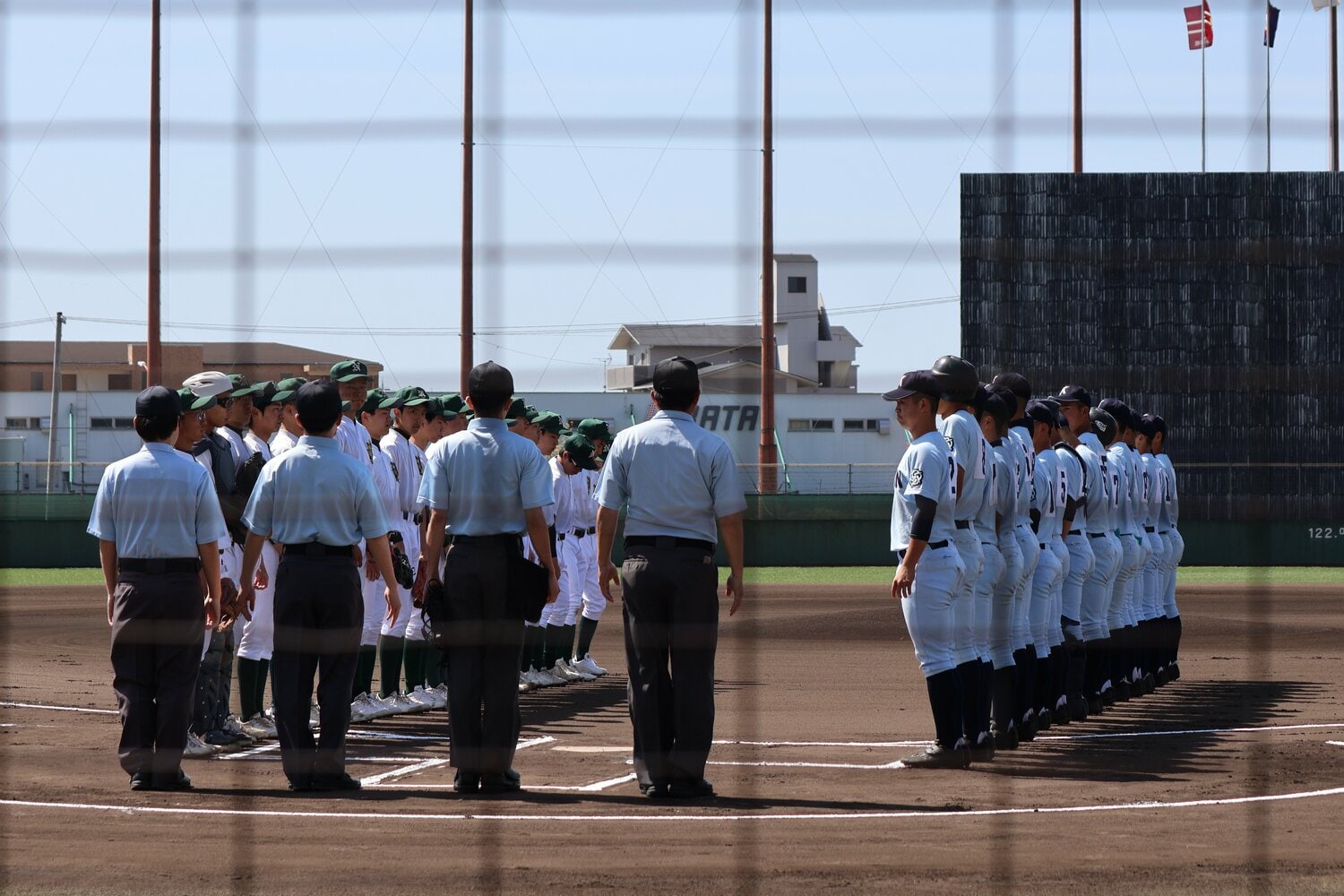 近年、着実に力をつける神戸学院大付高校（右）と対戦した灘高校（2023年春季兵庫県大会）。地区大会を勝ち抜き、67年ぶりに本大会に出場した　©️Fumi Sawai