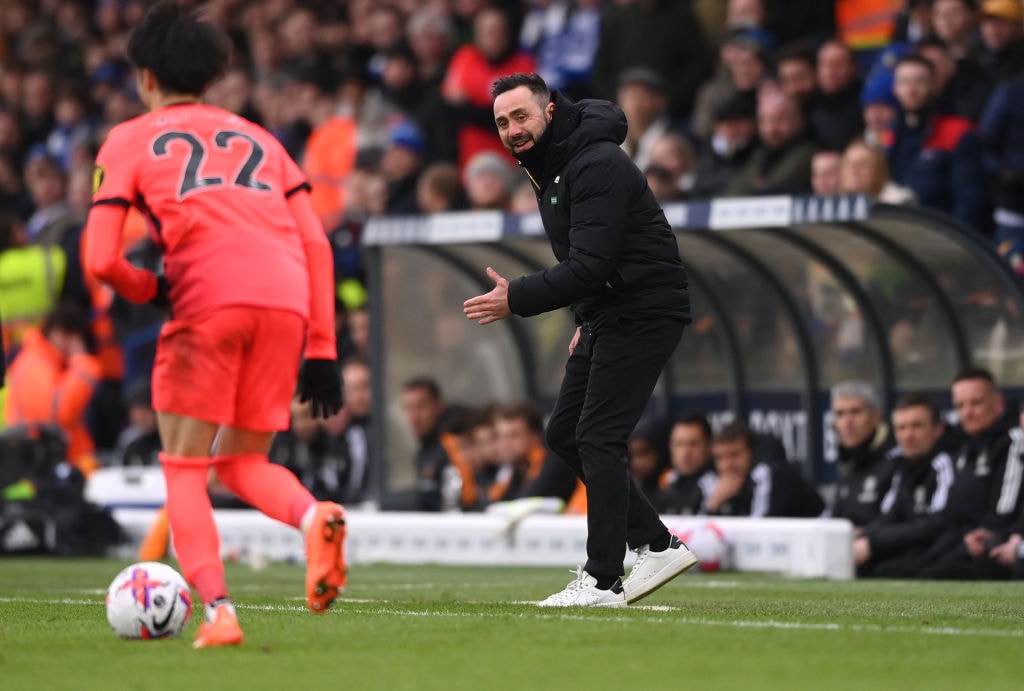 三笘をテクニカルエリアで鼓舞するデゼルビ監督　©Getty Images