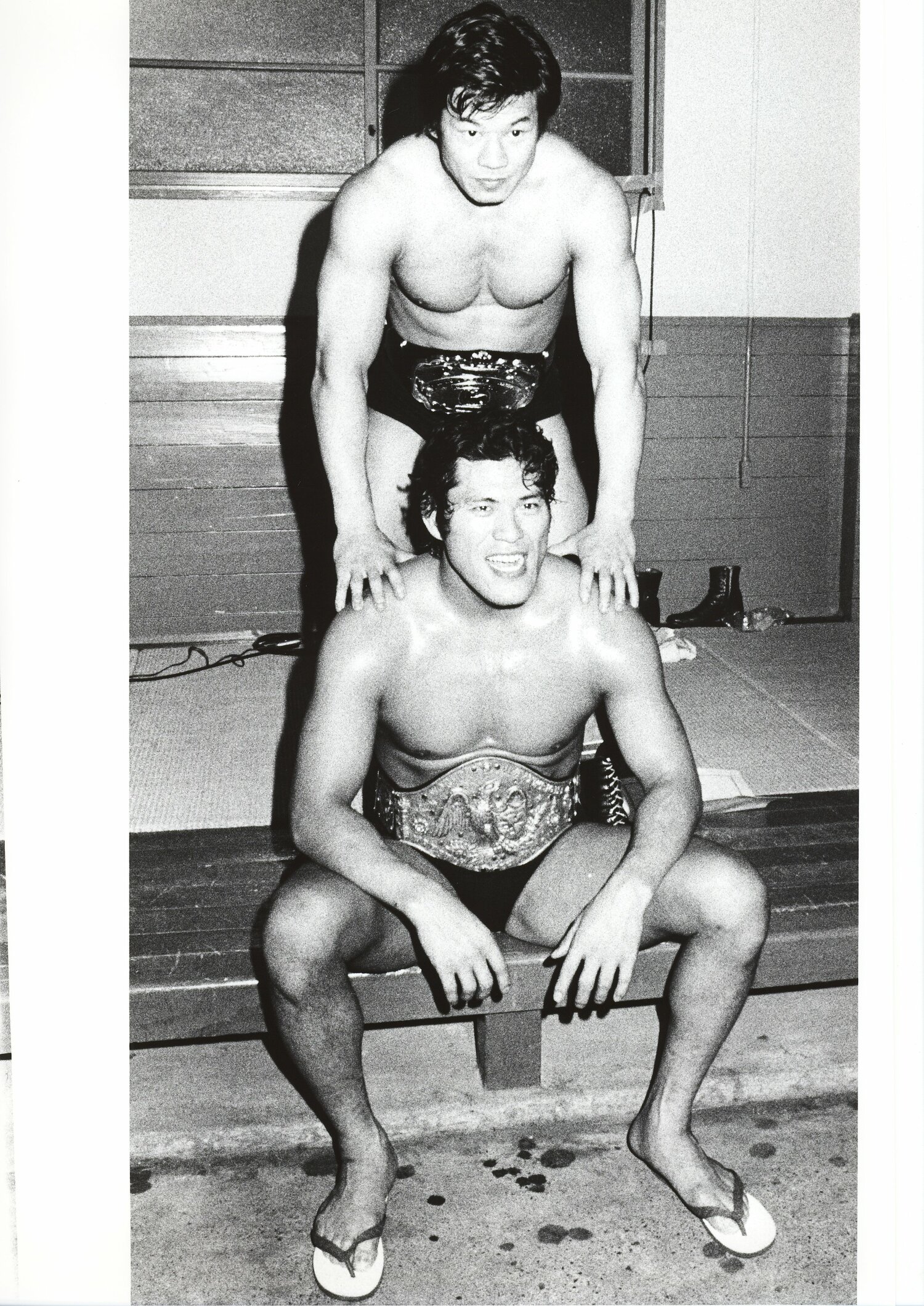 NWFヘビー級王者の猪木とWWWFジュニアヘビー級王者の藤波。1978年3月30日、蔵前国技館で