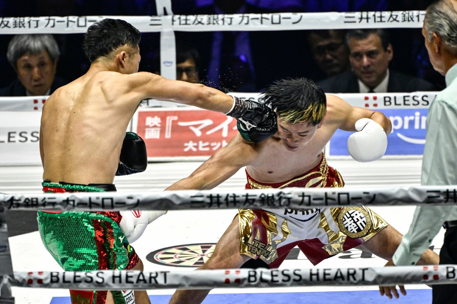 那須川天心の踏み込みに右を合わせる井上拓真 ©Takuya Sugiyama