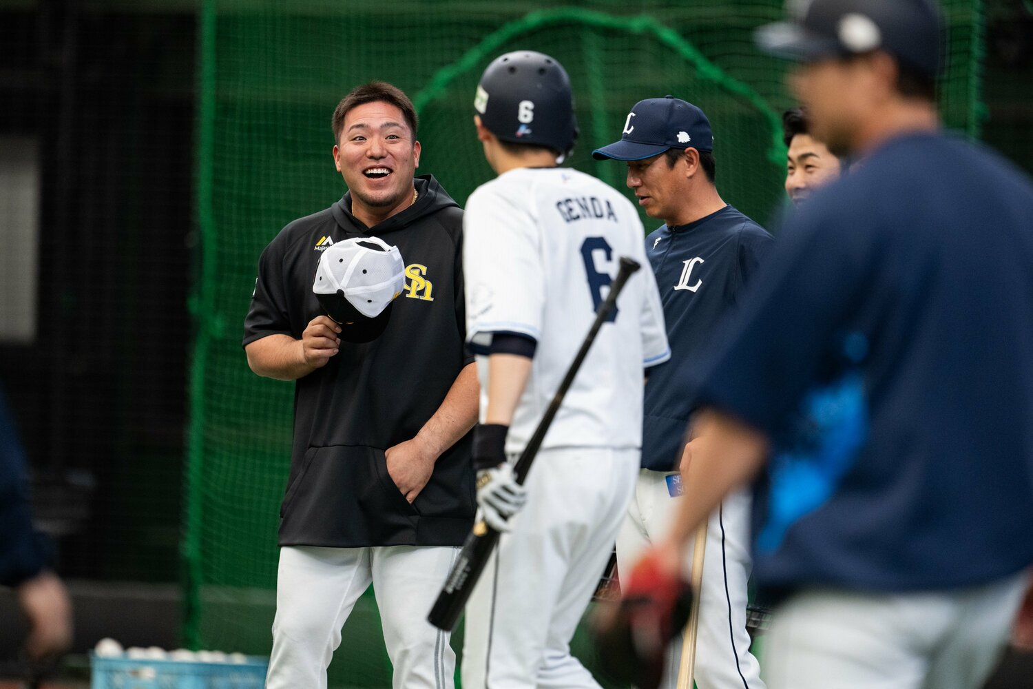 平石コーチ、源田壮亮にあいさつ　©Nanae Suzuki