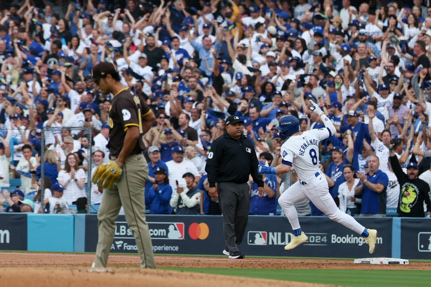 地区シリーズ、パドレスとの第5戦。2回にダルビッシュから先制ソロアーチを放ったキケ・ヘルナンデス　©Getty Images