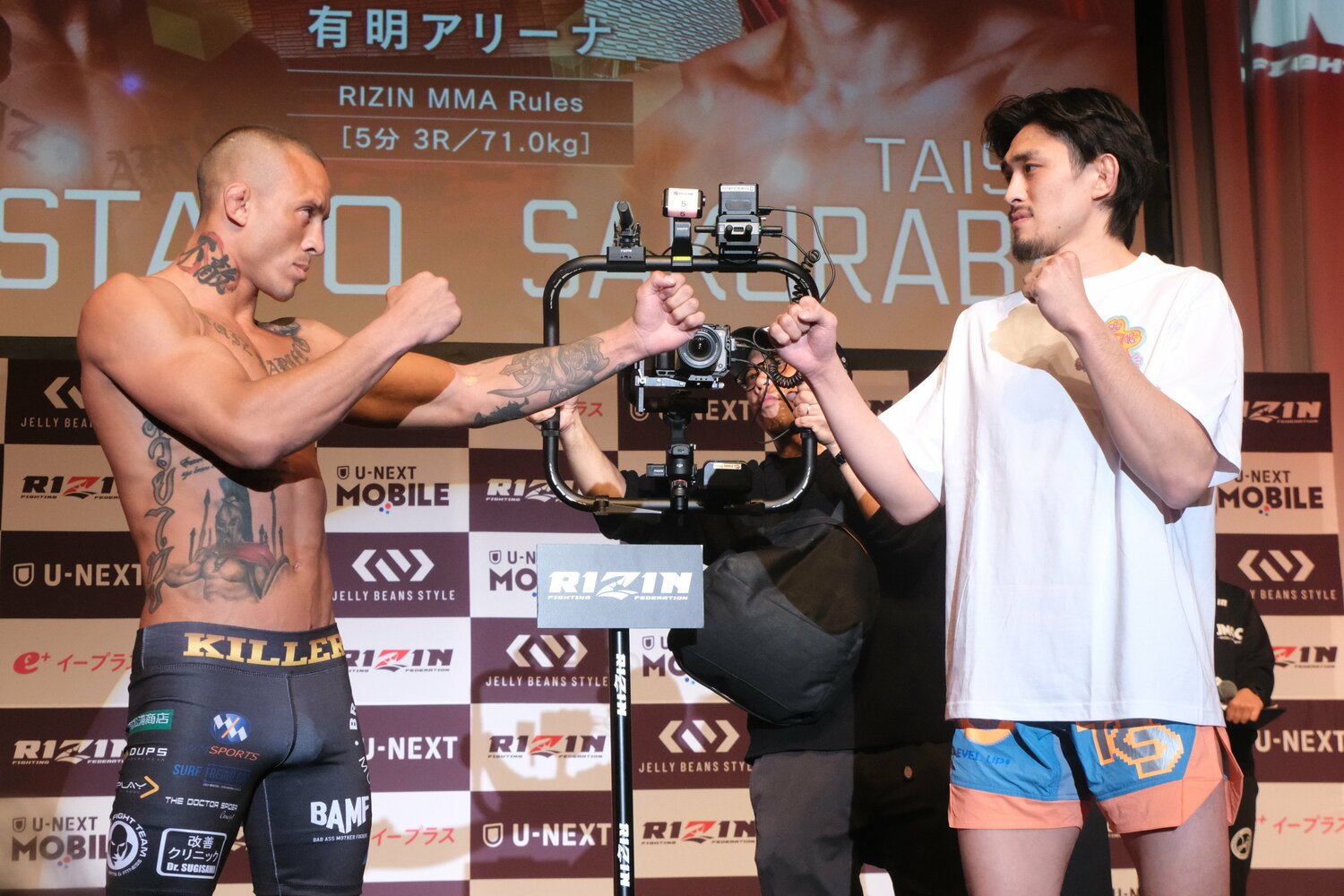 前日計量でグスタボと向き合う桜庭　©Norihiro Hashimoto