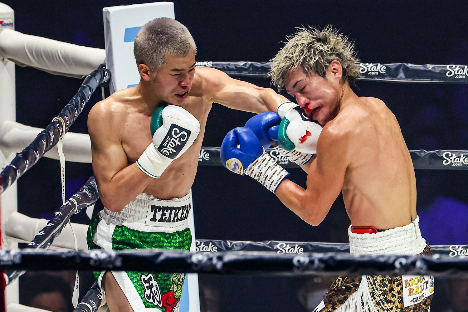 4月8日のプロボクシングデビュー戦。与那覇勇気に強烈なパンチを打ち込む　©Susumu Nagao