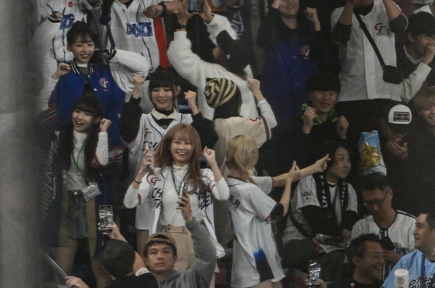 出た! (自腹で来た)台湾チアガール、そして動画撮影する人。この日も大人気である ©Nanae Suzuki