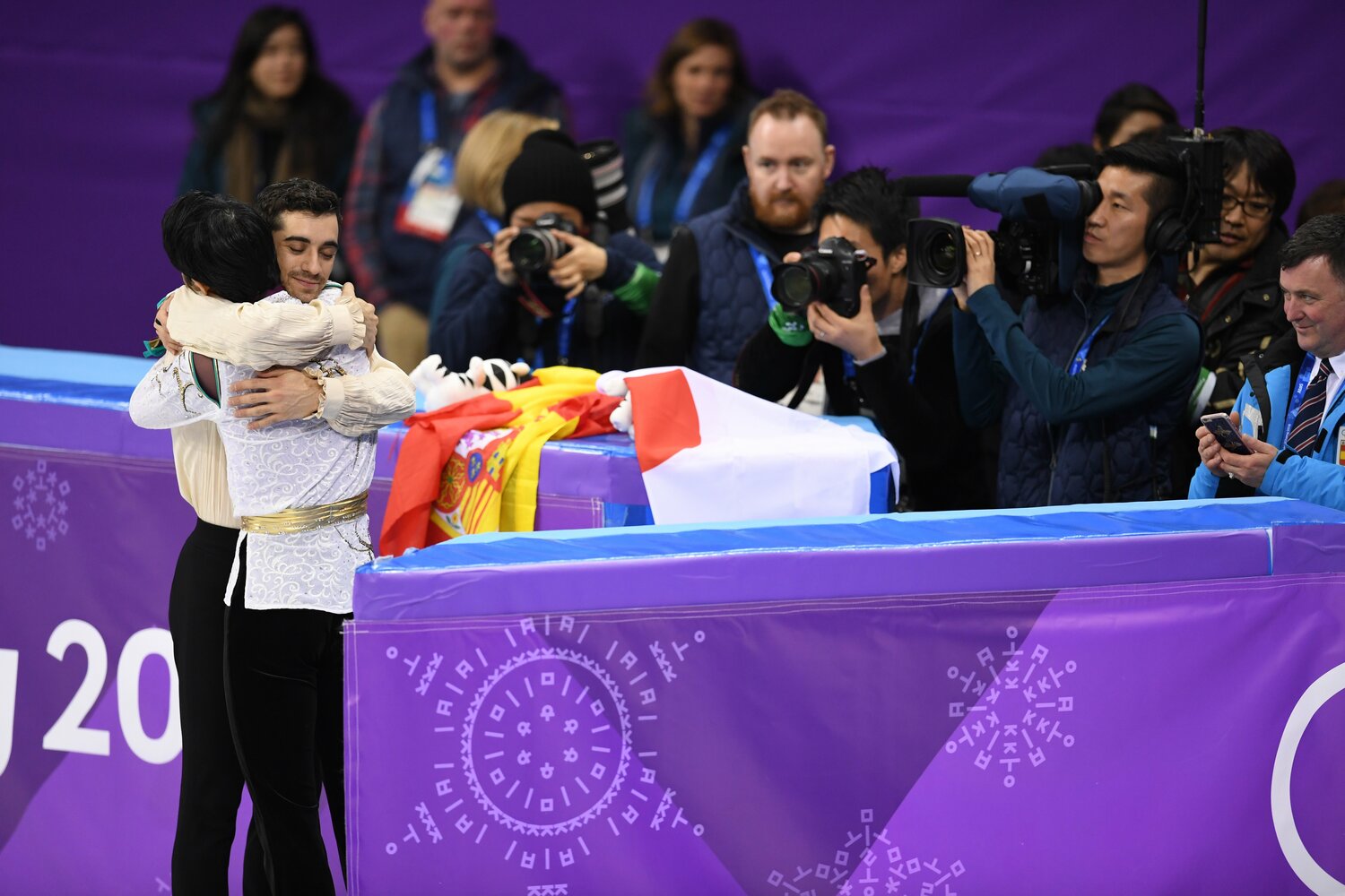 表彰式直前、互いの健闘を称え、抱き合った羽生とフェルナンデス　©Asami Enomoto/JMPA