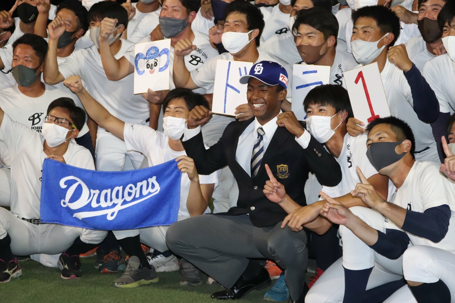 中日ドラゴンズから1位指名を受けたブライト健太。仲間たちに囲まれ、笑顔が絶えない時間となった　©︎Yu Takagi