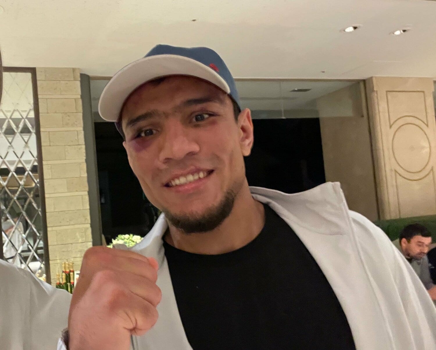 試合の当日夜、記者の直撃取材に応じたアフマダリエフ