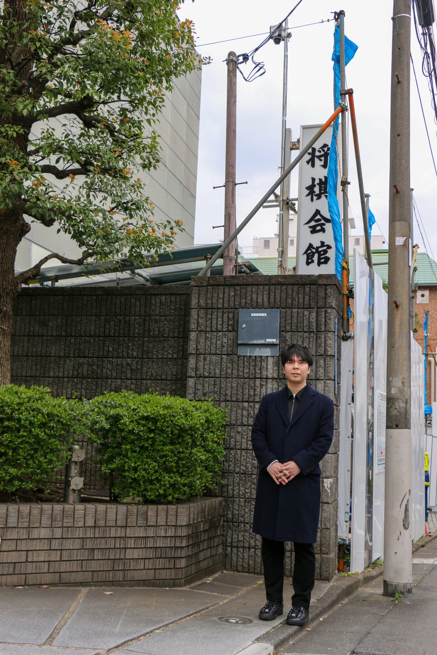 旧将棋会館の前にて　©Shintaro Okawa　