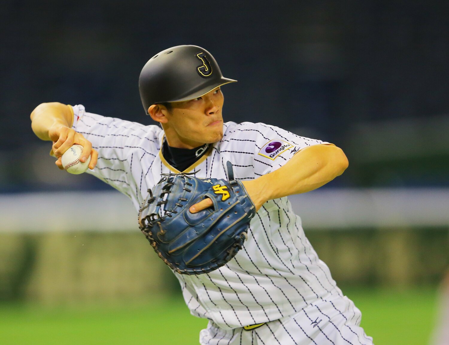 ハタケヤマのミットで守備練習する大野。2016年に侍ジャパンに初選出された際もこの相棒と共に戦った　©︎JIJI PRESS