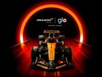 レースの限界に挑む情熱からインスパイアされたデザインをその手に。McLaren Racingの情熱を細部に宿した、glo&trade;の限定デバイス