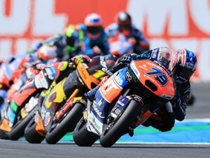 今季2勝目の小椋藍がMoto2タイトルにこだわる本当の理由と、アライユーザーなのに「MTヘルメット」チームで走れるわけ《来季のMotoGP昇格は？》