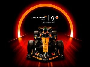 レースの限界に挑む情熱からインスパイアされたデザインをその手に。McLaren Racingの情熱を細部に宿した、glo™の限定デバイス