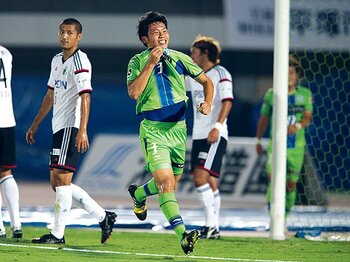 J1昇格を決めた湘南で、21歳遠藤航が見せる可能性。~リオ世代、飛躍の象徴となれ~<Number Web> photograph by J.LEAGUE PHOTOS