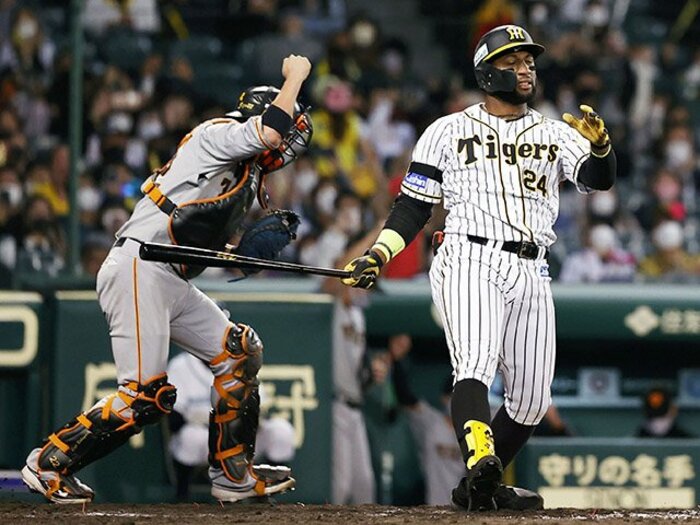 12球団最多勝利の阪神（貯金21）が巨人（借金1）に連敗終戦… 《儲かるし盛り上がるCS》だが、納得性は改善できないのか＜Number Web＞ photograph by Kyodo News