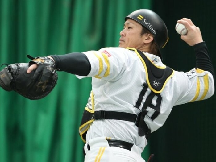 揺れるソフトバンク「捕手は併用すべきか」問題…野村克也・甲斐拓也ら「黄金期は正捕手がいた」歴史も“DeNAから加入選手”で変革か＜Number Web＞ photograph by JIJI PRESS