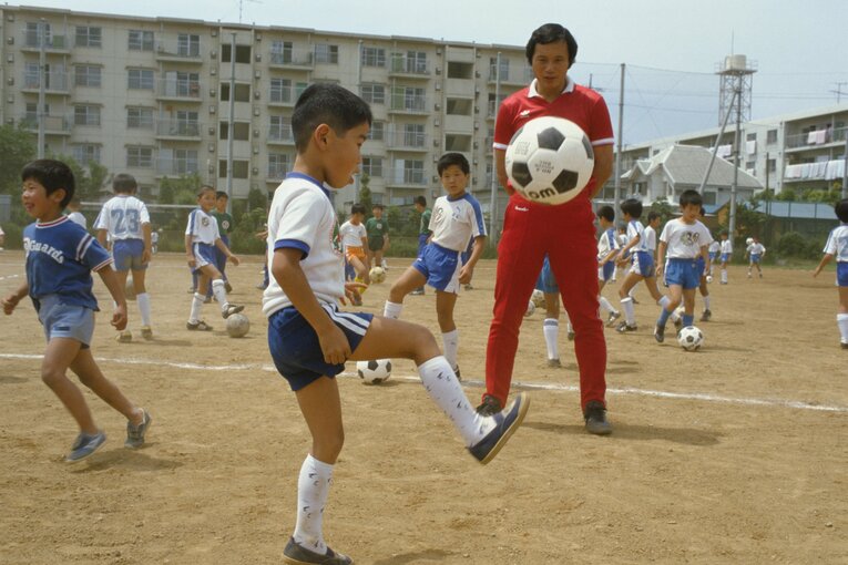 サッカー教室でキックを教える釜本邦茂（1985年）　©︎BUNGEISHUNJU