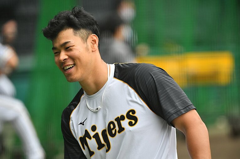 10月5日に60打席ぶりとなる安打を放った阪神・佐藤輝明。ルーキーの復調は佳境に突入したペナントレースにおいてカギを握っている ／ photograph by Hideki Sugiyama